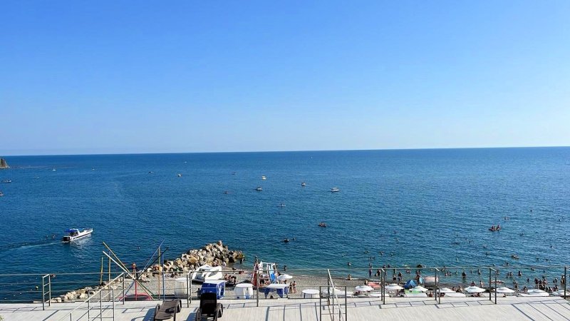 Апартаменты семейные с террасой с видом на море и бассейном
